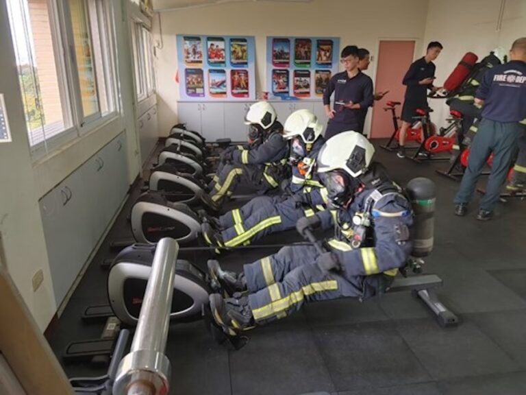 搶救人命也要保護好自己！中市消防局積極辦理火場生存訓練