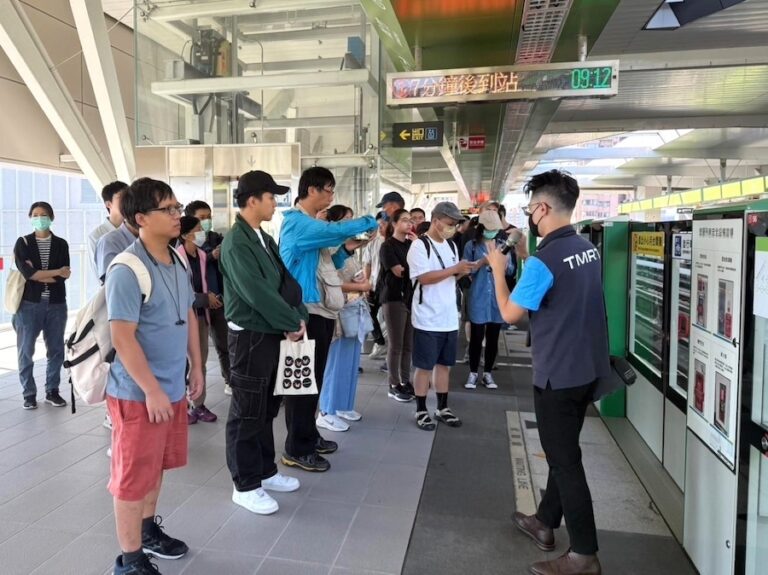 中捷慶雙十開放北屯機廠參訪 來自各地鐵道迷一償宿願