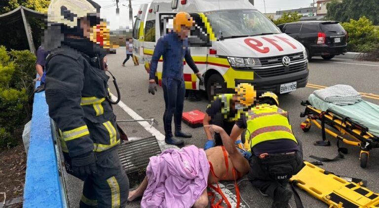機車騎士跌落水溝後竟鑽入下水道受困，警、消聽音辨位成功救起