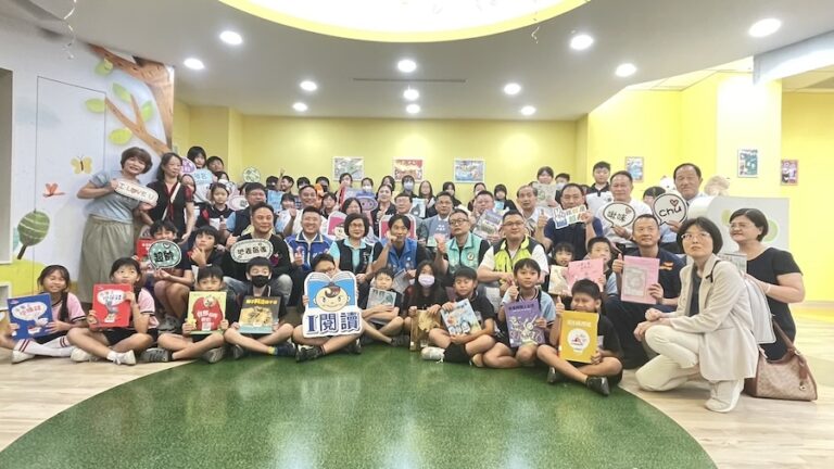中市美群、東寶國小「玉山圖書館」啟用 教育局長：感謝玉山志工基金會愛心捐贈