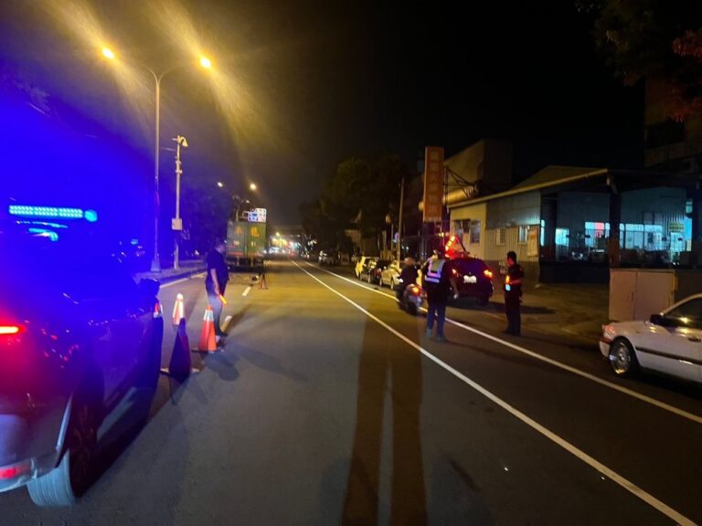 台中潭子死亡車禍！物流車右轉輾斃騎士 22歲男命喪輪下