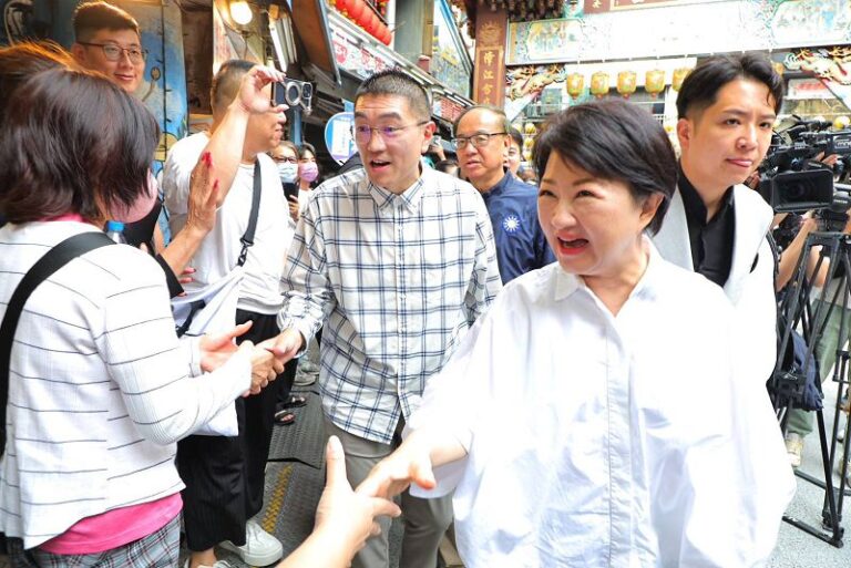安樂市場最後衝刺 盧秀燕緊握謝國樑雙手