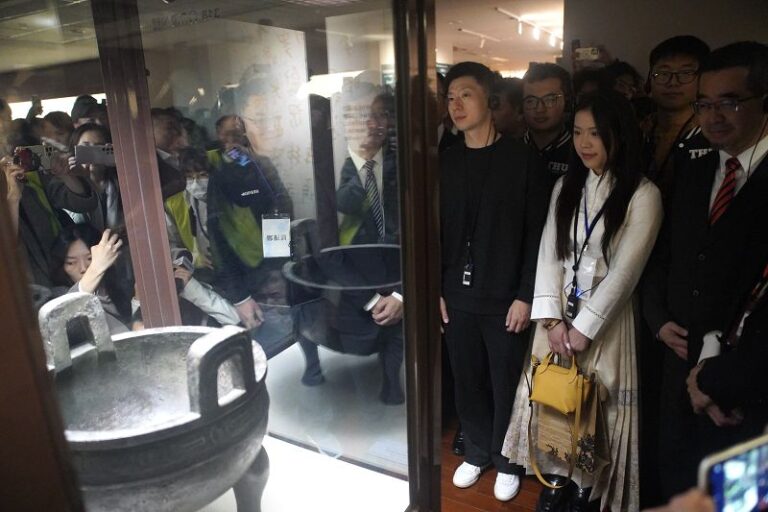 陸生團訪故宮台北101 馬龍球迷列隊爭睹