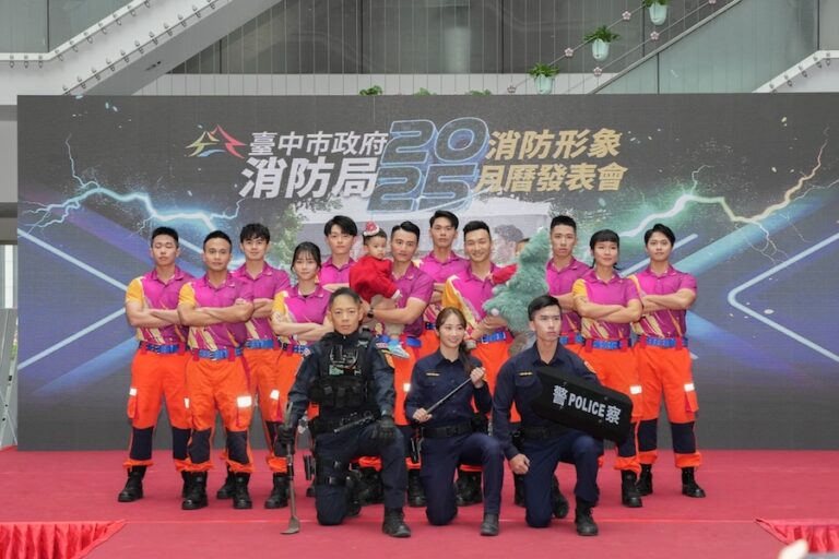 2025台中消防局月曆登場！首創「警消親子同入鏡」 鄭副市長：盼深植全民消防意識