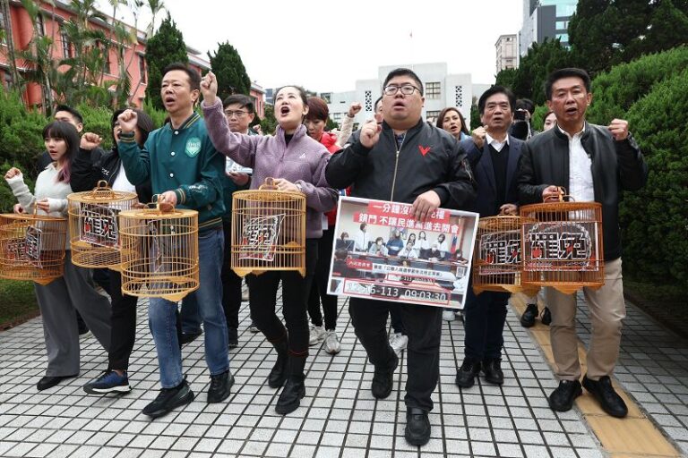 選罷法初審三分鐘通過 藍綠衝突