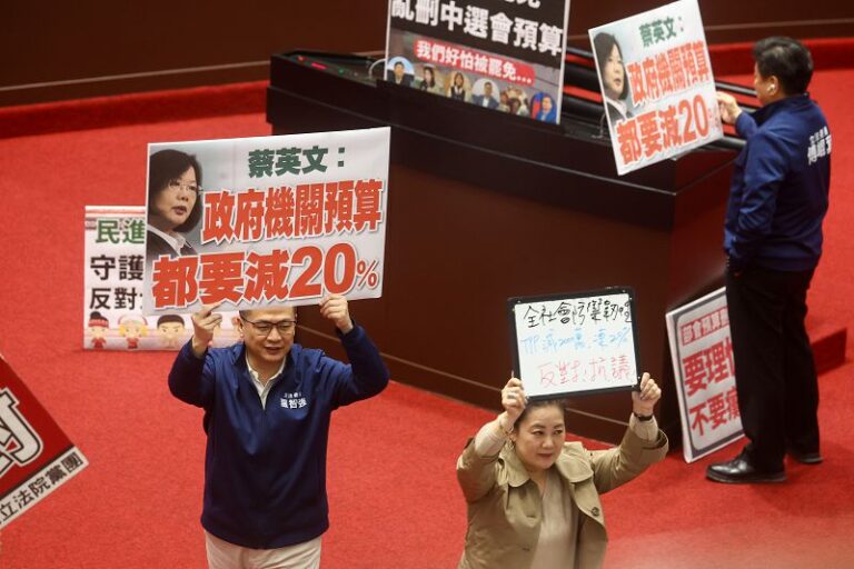 總預算案立院表決大戰 民進黨團提案全數撤案