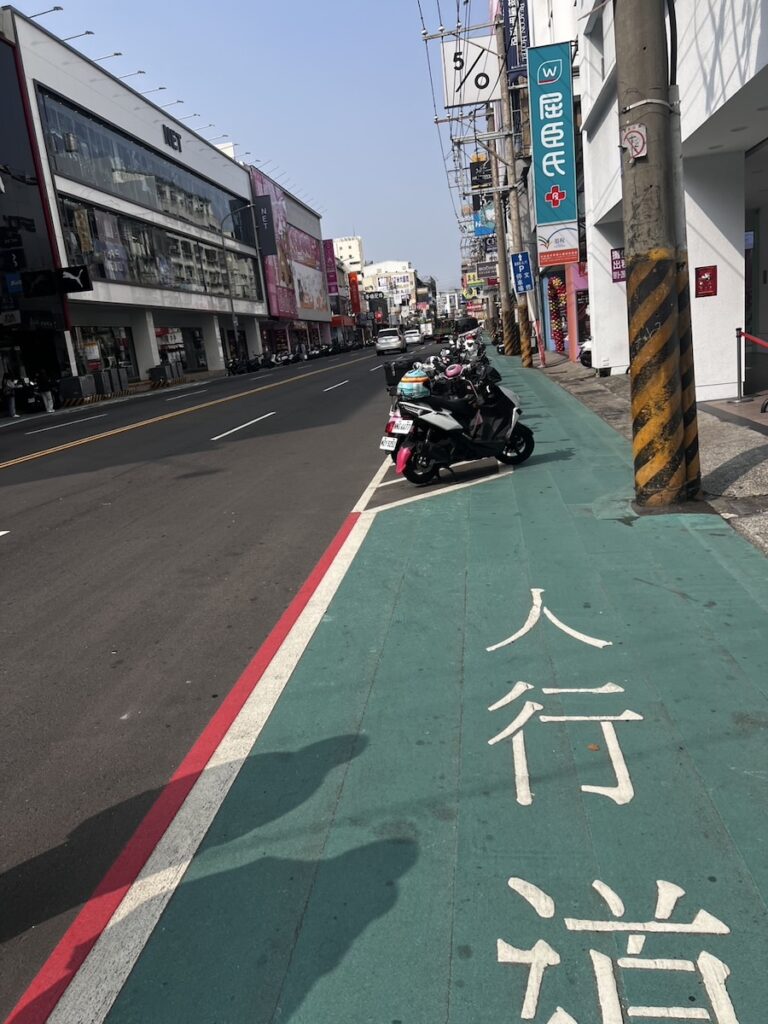 母湯喔！汽機車占用標線型人行道 中市交通局：愛車被拖吊得不償失