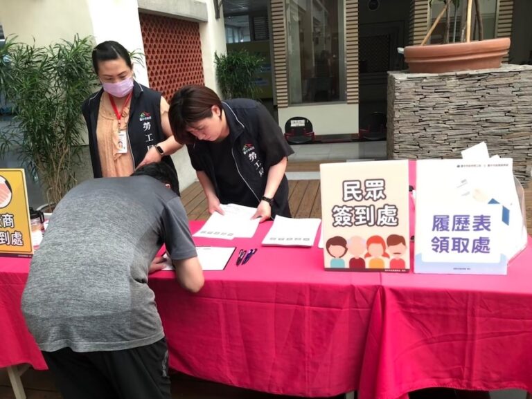 山線銀髮據點定期定點徵才2/26登場 中市勞工局邀17家企業釋千職缺