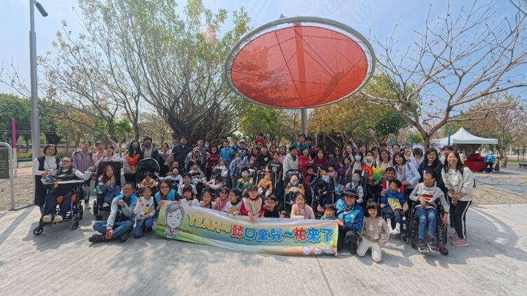 滿足多元需求的遊戲場新標杆！中市建設局攜手民團辦中央公園無障礙遊具體驗