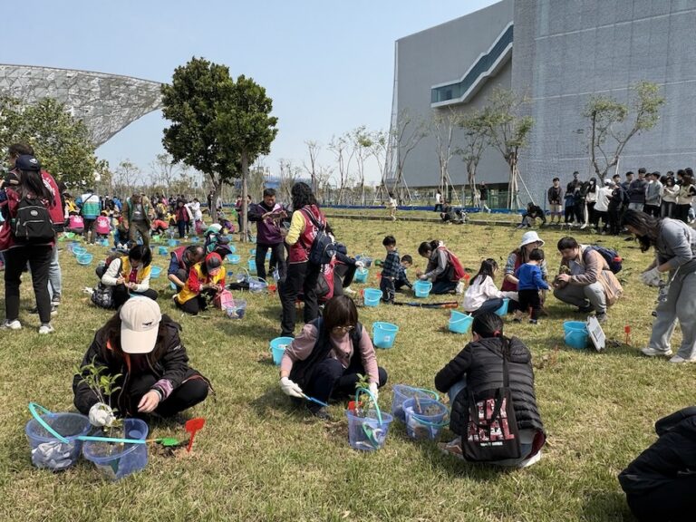 發票換樹苗、愛心變綠意！中市建設局攜手民團舉辦中央公園植樹活動