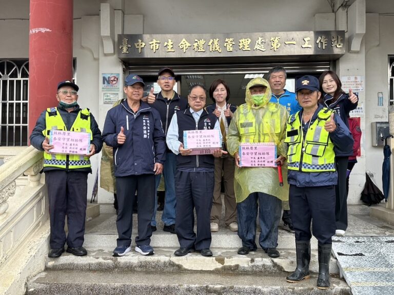 西屯區林厝里守望相助隊清明期間協助交通疏導 民政局長致贈慰勞品感謝協勤民力辛勞