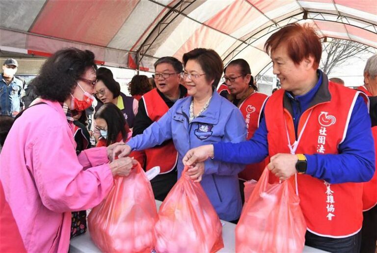 彰化促銷雞蛋 4盒100元限量500組 早上5點半就有人來排隊