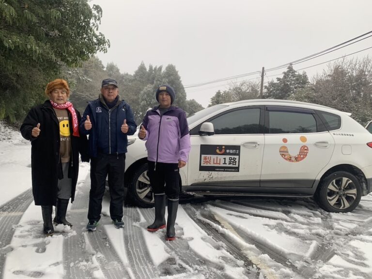 梨山降下3月雪 中市幸福巴士化身雪地公車 照常行駛超暖心！