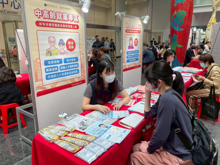 助求職者及新光三越受影響勞工就業 中市府辦百貨服務業徵才、初步媒合率達6成