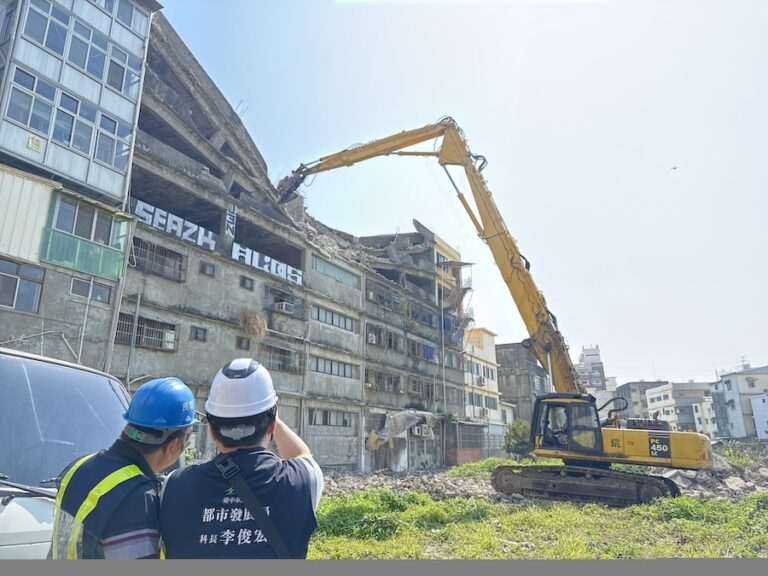 維護公安！清水老舊大樓5、6樓塌陷物清除 中市都發局今起連三天作業