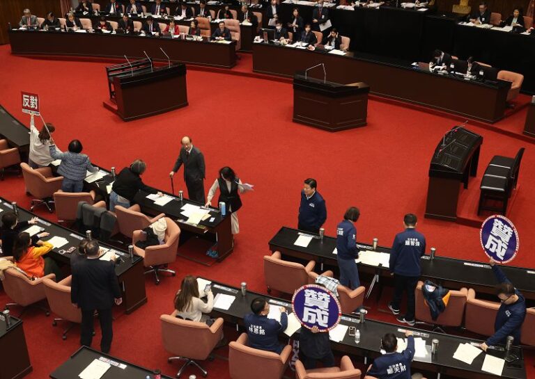 普發現金1萬元 藍提案付委審查