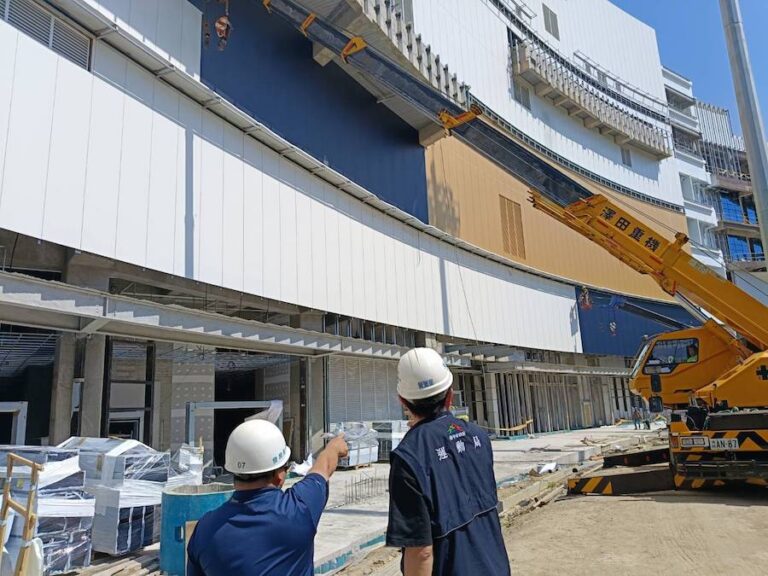 吃球有解！洲際棒球場右外野「白色怪物」改深藍色 今進場貼膜
