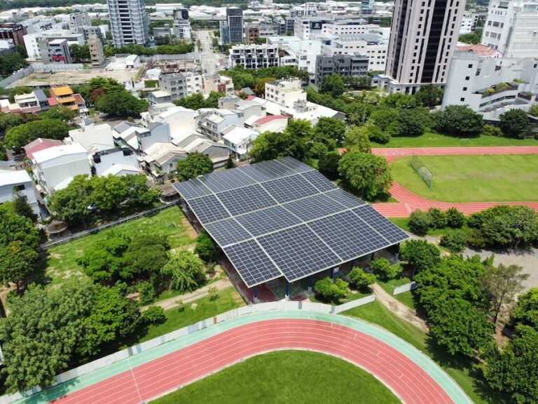 節省6億多元！中市校園近百座「光電球場」運轉發電 實現政府、學校與企業三贏