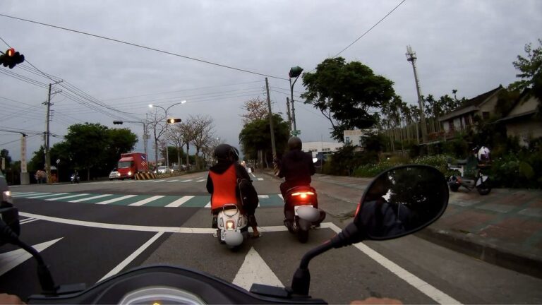 兩賊凌晨偷車偷帽 傍晚戴上手銬還車還帽
