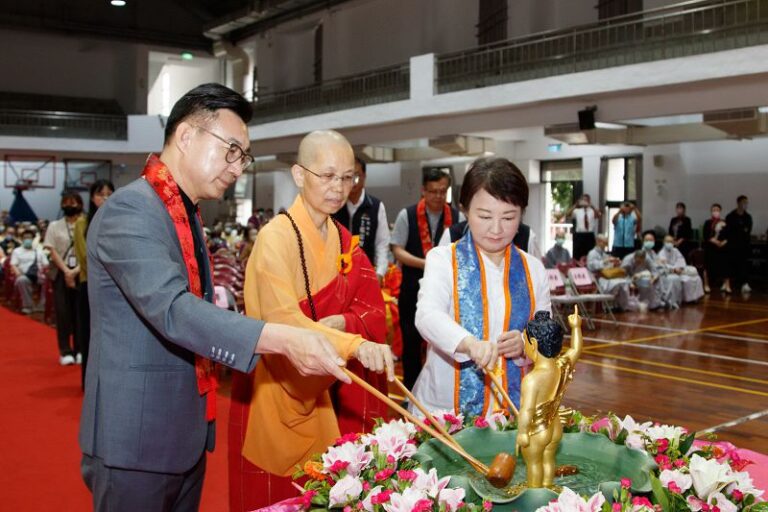 大台中佛教會浴佛祈福 2千人共沐佛恩