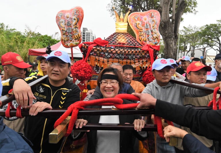 大甲媽遶境進香抵彰化 穿越民生路地下道過程平和 縣長王惠美接駕 祈求賜福彰化