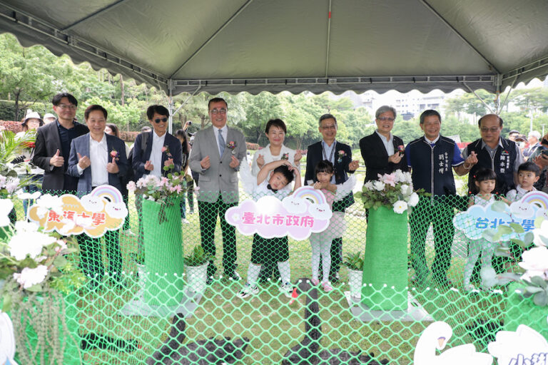 秋紅谷黑天鵝家族壯大！盧市長歡送「鵝」子、女「鵝」 與北市府、北大與東大「結親家」