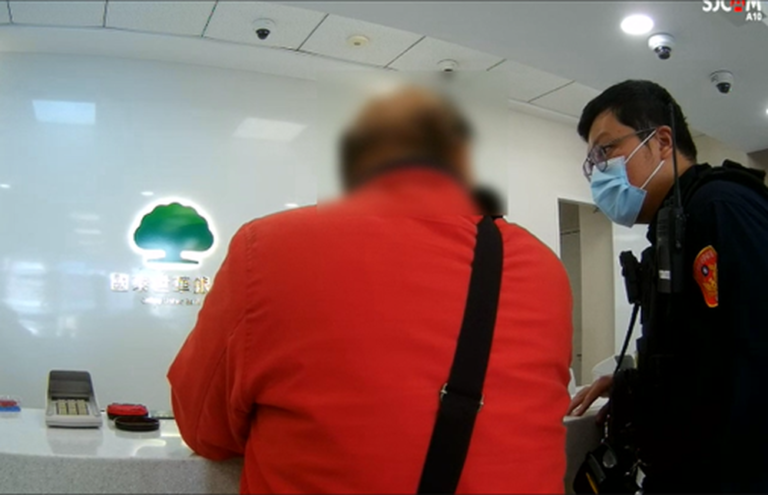 高報酬誘惑無敵？男子抱480萬不死心 警銀攔下