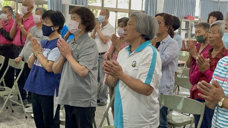 東山青山社區首次浴佛 志工與長者好因緣