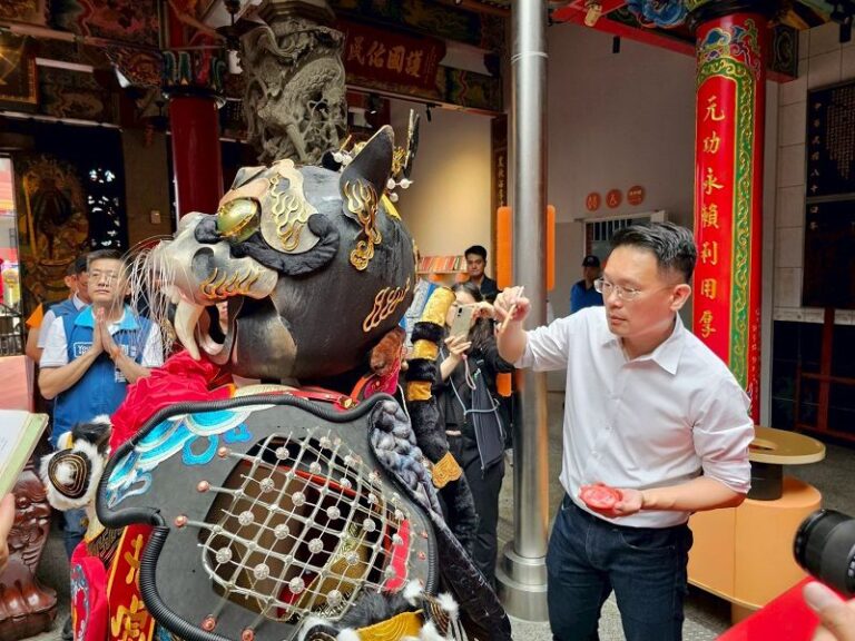 以創意融合現代與傳統文化 龍潭龍元宮黑虎爺將軍開光入神
