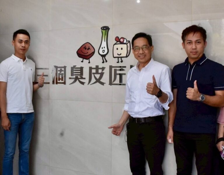 讓世界看見台中軟「食」力！經發局長走訪酸菜魚食品廠 肯定青年創業力