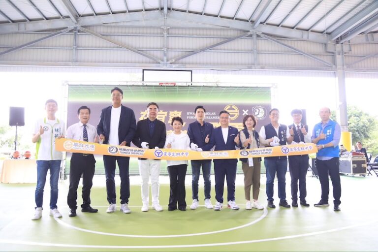 中市校園太陽能發電再添生力軍！私立宜寧高中光電球場今啟用 盧市長：學校、廠商及環境綠能三贏