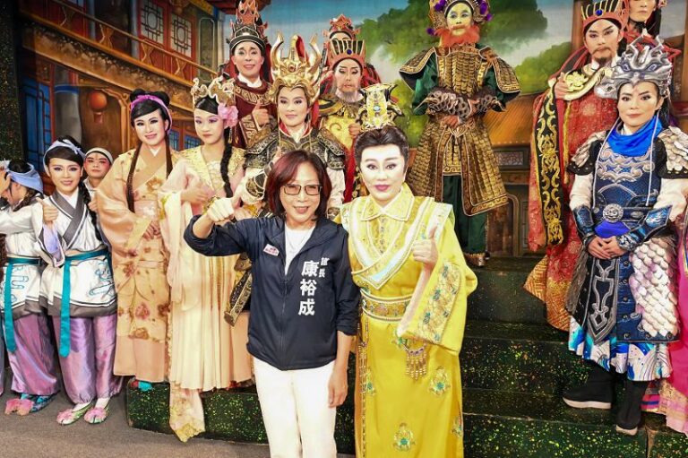 康裕成揪看戲 讓阿母笑開懷 邀請明華園戲劇總團演出《四兩王后》大戲
