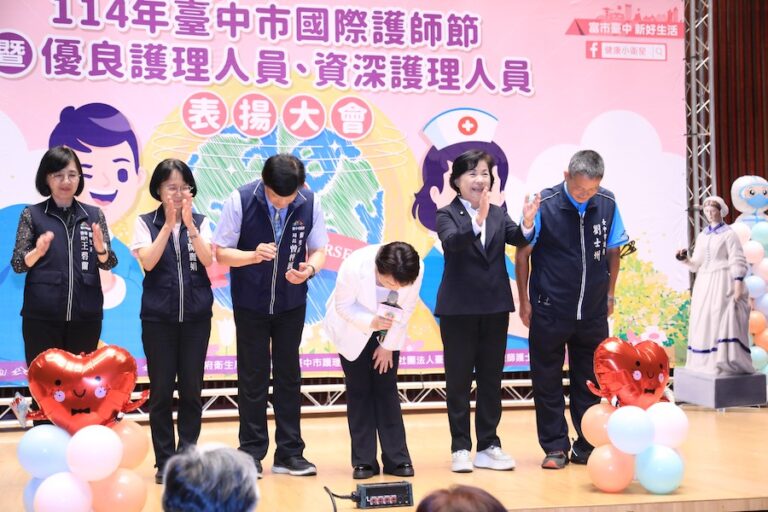 慶祝國際護師節！ 盧市長90度鞠躬：感謝白衣天使