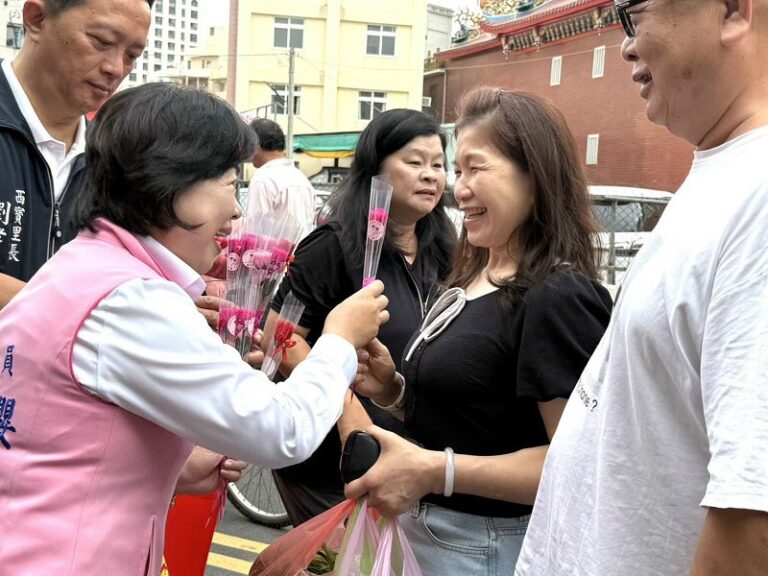 楊瓊瓔大雅市場送3千支康乃馨 向所有母親致敬
