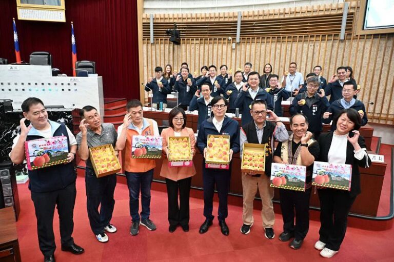 康裕成、陳其邁推廣那瑪夏水蜜桃