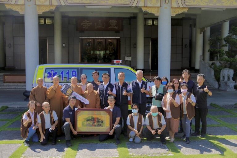 搭載先進設備提升救護品質 霧峰靈山寺捐贈中市消防局救護車及救護器材