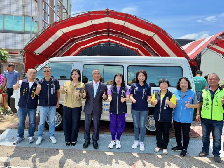 共創有愛無礙環境 博士居建設二度捐贈中市府復康巴士