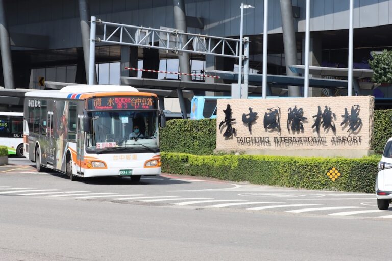 立院考察台中國際機場聯外交通 中市府建置21線公車路網便利旅客：籲中央加速審議捷運橘線