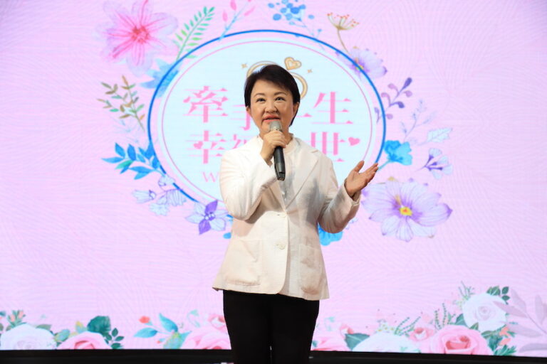 幸福巴士啟航！中市50對新人市府浪漫完婚 盧市長分享婚姻心法：選你所愛、愛你所選！
