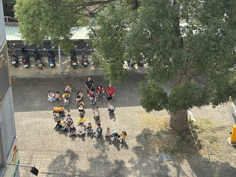 畢業前的深刻回憶！台中東勢學子畢業前在東勢地政所檔案展區留念