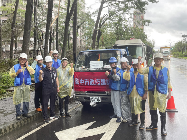 風雨中堅守救災最前線！中市建設局出動重機具助嘉義重建