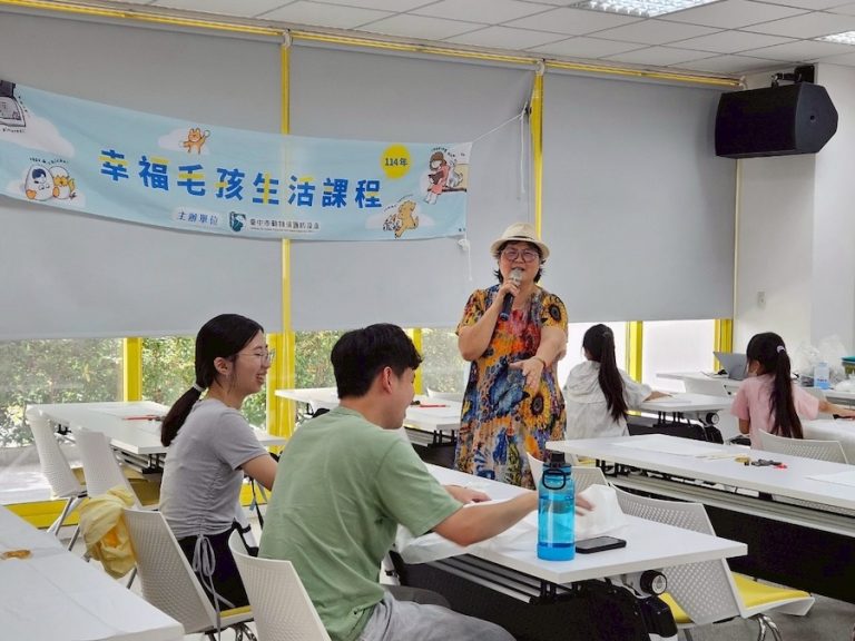 為毛孩染出自然色彩　中市動保處辦方巾植物染課程傳遞溫暖心意