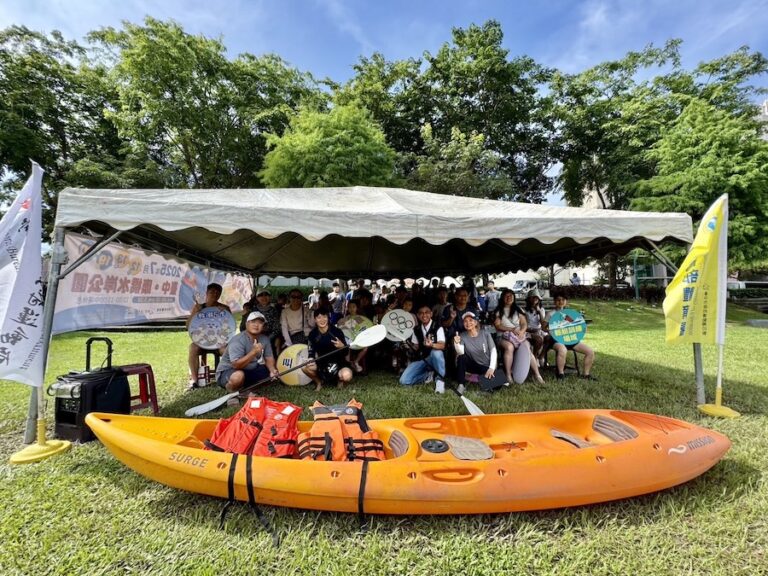 炎炎夏日划船趣 大里康橋公園獨木舟體驗涼快登場