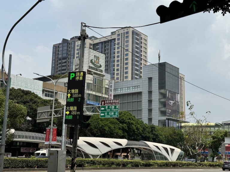 停車時間更省！中市商圈、景點設置36處停車動態 車格資訊報你知