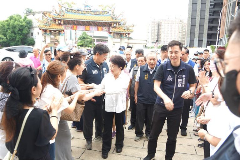 反大罷免 盧秀燕陪牛煦庭訪五福宮