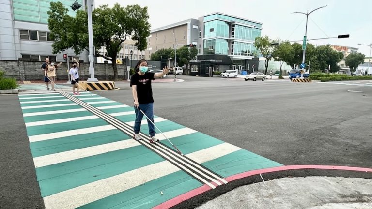 點亮惠明盲生回家路！ 中市府設導盲行穿線、有聲號誌深化人本交通
