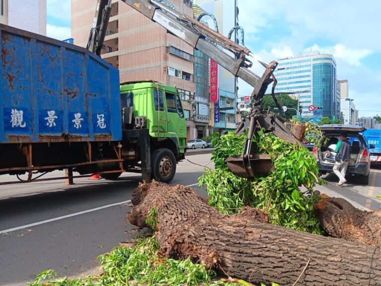 丹娜絲颱風災後 中市府跨局處動員全力恢復市容 指揮中心持續監控守護市民