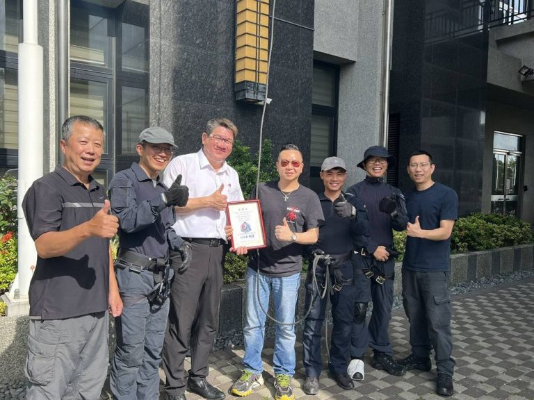 攻堅添利器！暖心慈善會捐贈垂降繩、下降器  強化中市特警執勤安全!