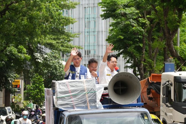 黃國昌台中陪羅廷瑋掃街 高喊反惡罷