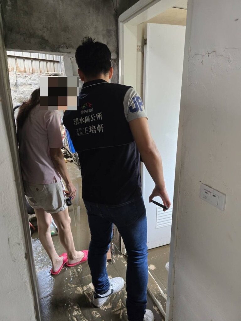 丹娜絲颱風強降雨致清水區一處民宅積水 民政局長：公所緊急協助撤離安置